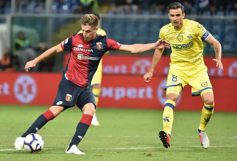 Il Genoa liquida il Chievo, che resta a -1, grazie al sesto gol in sei partite di Krzysztof Piatek.