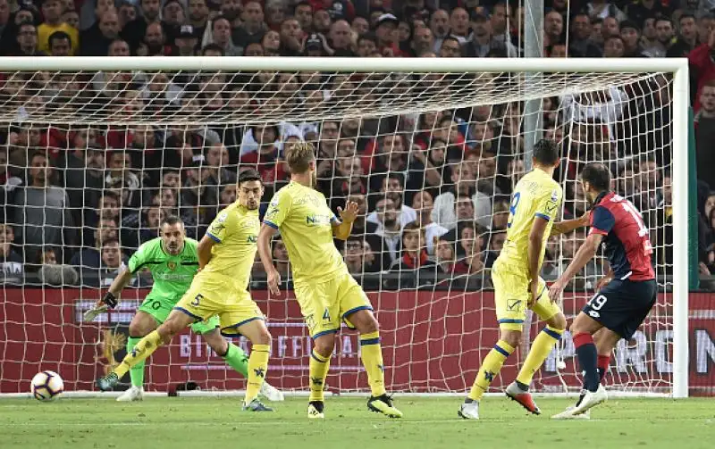 Il Genoa liquida il Chievo, che resta a -1, grazie al sesto gol in sei partite di Krzysztof Piatek.