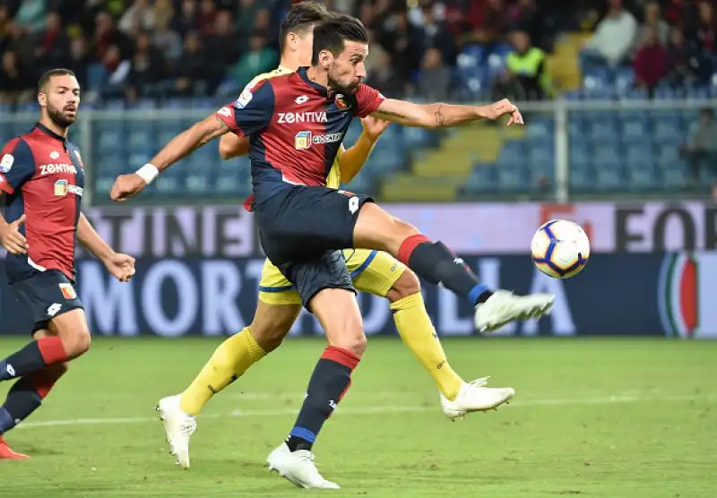 Il Genoa liquida il Chievo, che resta a -1, grazie al sesto gol in sei partite di Krzysztof Piatek.