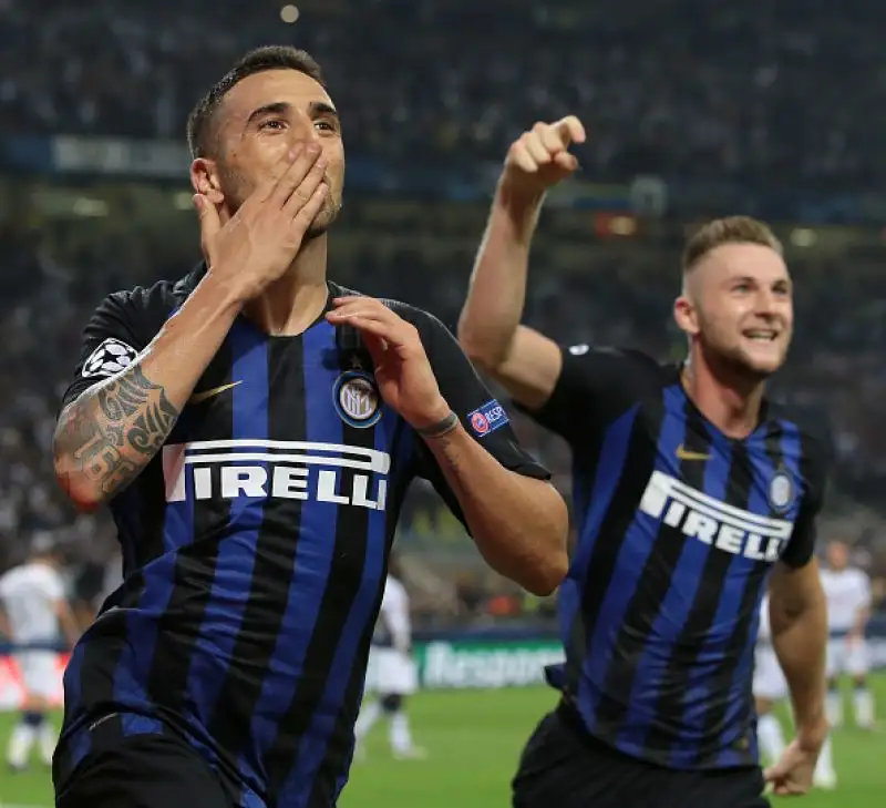 Un grandissimo gol al volo di Icardi e una rete di testa di Vecino nel recupero regalano la vittoria alla squadra di Spalletti al ritorno in Champions dopo sei anni.