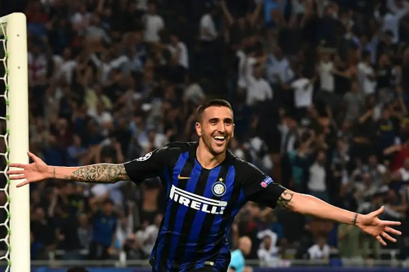 Un grandissimo gol al volo di Icardi e una rete di testa di Vecino nel recupero regalano la vittoria alla squadra di Spalletti al ritorno in Champions dopo sei anni.