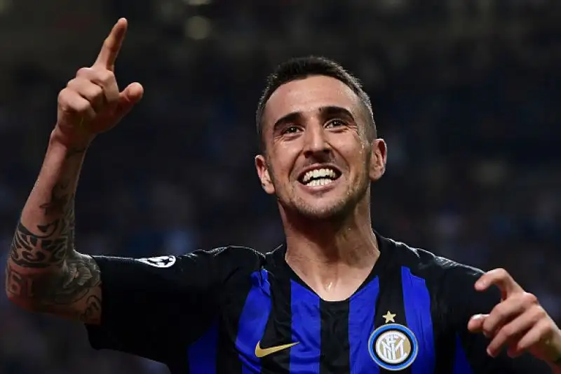 Un grandissimo gol al volo di Icardi e una rete di testa di Vecino nel recupero regalano la vittoria alla squadra di Spalletti al ritorno in Champions dopo sei anni.
