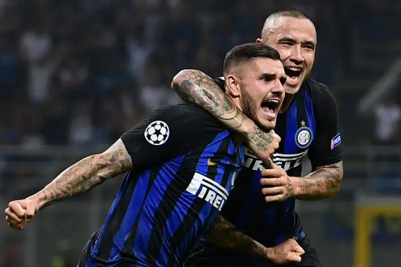 Un grandissimo gol al volo di Icardi e una rete di testa di Vecino nel recupero regalano la vittoria alla squadra di Spalletti al ritorno in Champions dopo sei anni.