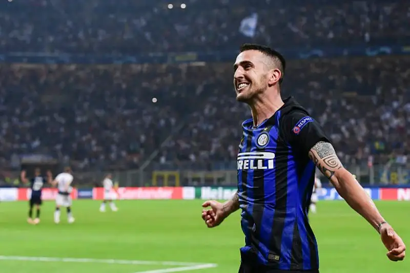 Un grandissimo gol al volo di Icardi e una rete di testa di Vecino nel recupero regalano la vittoria alla squadra di Spalletti al ritorno in Champions dopo sei anni.