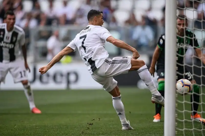 Si sblocca Cristiano Ronaldo e la Juventus piega il Sassuolo per 2-1 in una delle partite del pomeriggio della quarta giornata di serie A.