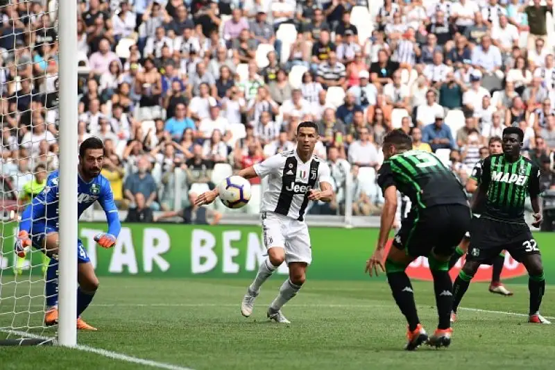 Si sblocca Cristiano Ronaldo e la Juventus piega il Sassuolo per 2-1 in una delle partite del pomeriggio della quarta giornata di serie A.