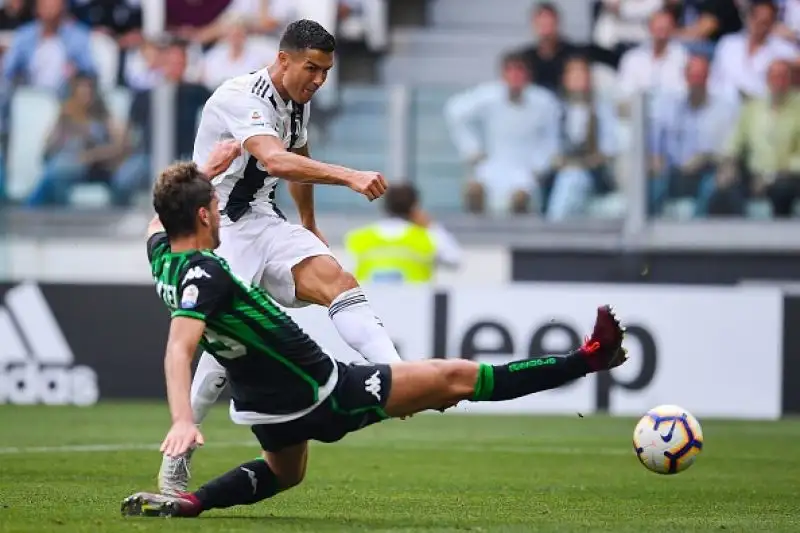 Si sblocca Cristiano Ronaldo e la Juventus piega il Sassuolo per 2-1 in una delle partite del pomeriggio della quarta giornata di serie A.