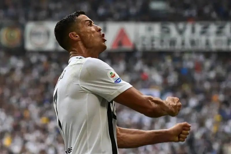Si sblocca Cristiano Ronaldo e la Juventus piega il Sassuolo per 2-1 in una delle partite del pomeriggio della quarta giornata di serie A.