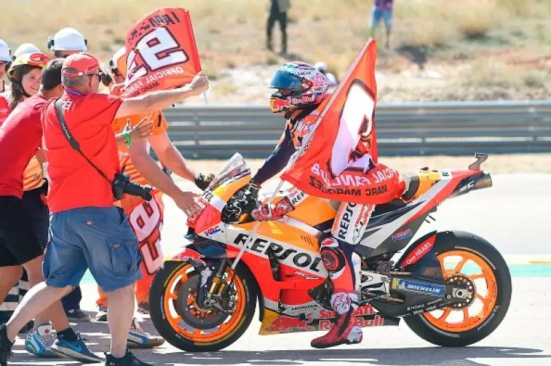Lorenzo cade alla prima curva e il camnpione del mondo ha la meglio su Dovizioso dopo una lunga battaglia. Ottavo Valentino Rossi partito dal diciottesimo posto in griglia.