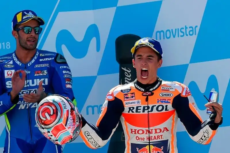 Lorenzo cade alla prima curva e il camnpione del mondo ha la meglio su Dovizioso dopo una lunga battaglia. Ottavo Valentino Rossi partito dal diciottesimo posto in griglia.
