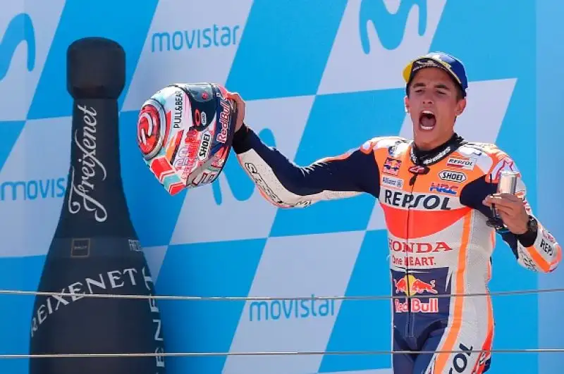 Lorenzo cade alla prima curva e il camnpione del mondo ha la meglio su Dovizioso dopo una lunga battaglia. Ottavo Valentino Rossi partito dal diciottesimo posto in griglia.
