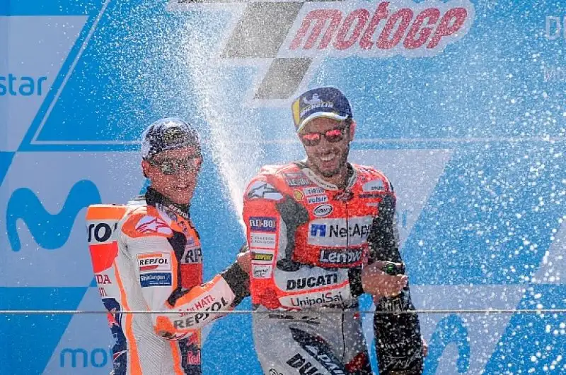 Lorenzo cade alla prima curva e il camnpione del mondo ha la meglio su Dovizioso dopo una lunga battaglia. Ottavo Valentino Rossi partito dal diciottesimo posto in griglia.