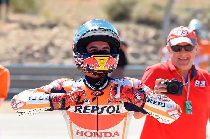 Lorenzo cade alla prima curva e il camnpione del mondo ha la meglio su Dovizioso dopo una lunga battaglia. Ottavo Valentino Rossi partito dal diciottesimo posto in griglia.