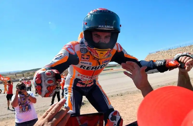 Lorenzo cade alla prima curva e il camnpione del mondo ha la meglio su Dovizioso dopo una lunga battaglia. Ottavo Valentino Rossi partito dal diciottesimo posto in griglia.