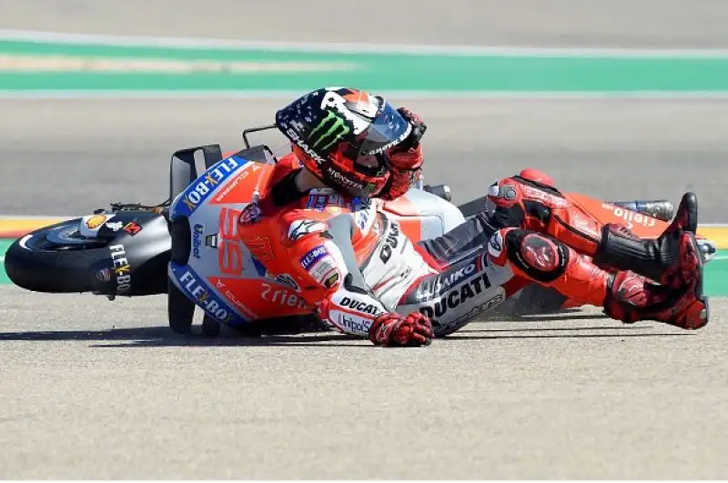 Lorenzo cade alla prima curva e il camnpione del mondo ha la meglio su Dovizioso dopo una lunga battaglia. Ottavo Valentino Rossi partito dal diciottesimo posto in griglia.