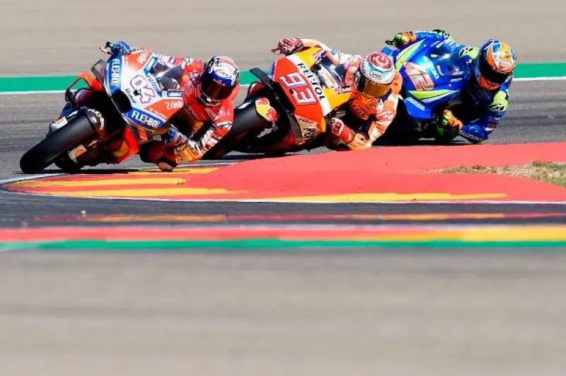 Lorenzo cade alla prima curva e il camnpione del mondo ha la meglio su Dovizioso dopo una lunga battaglia. Ottavo Valentino Rossi partito dal diciottesimo posto in griglia.