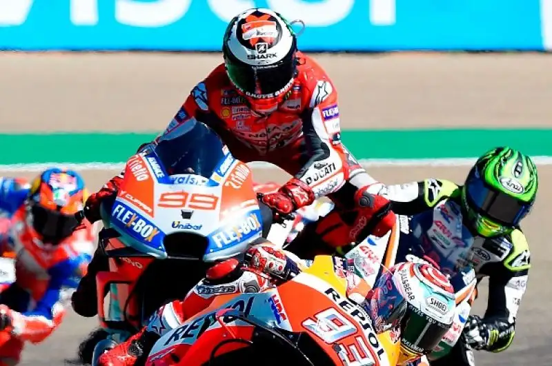 Lorenzo cade alla prima curva e il camnpione del mondo ha la meglio su Dovizioso dopo una lunga battaglia. Ottavo Valentino Rossi partito dal diciottesimo posto in griglia.