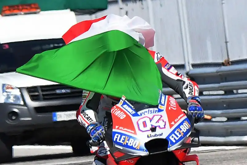 Andrea Dovizioso ha vinto il Gran Premio di San Marino a Misano. Il centauro della Ducati ha sfoderato una gara eccezionale, trionfando per distacco davanti al campione del mondo Marc Maquez