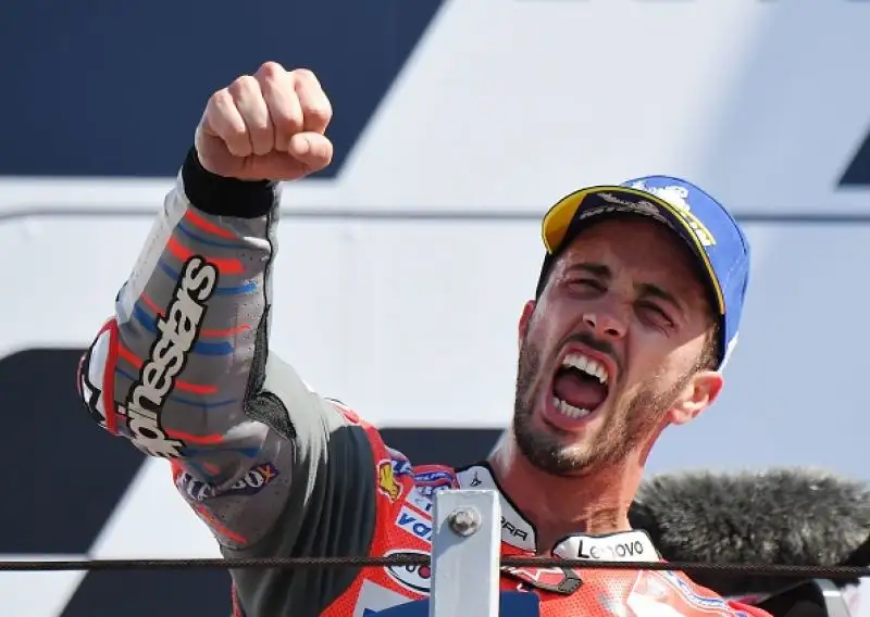 Andrea Dovizioso ha vinto il Gran Premio di San Marino a Misano. Il centauro della Ducati ha sfoderato una gara eccezionale, trionfando per distacco davanti al campione del mondo Marc Maquez