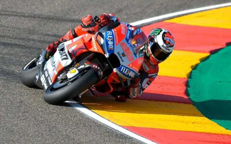 Lorenzo beffa Dovizioso e Marquez nelle prove del GP di Aragon, il Dottore, diciottesimo, mai così male dal 2006.