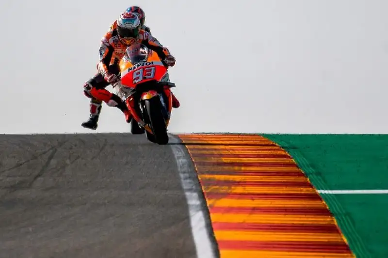 Lorenzo beffa Dovizioso e Marquez nelle prove del GP di Aragon, il Dottore, diciottesimo, mai così male dal 2006.