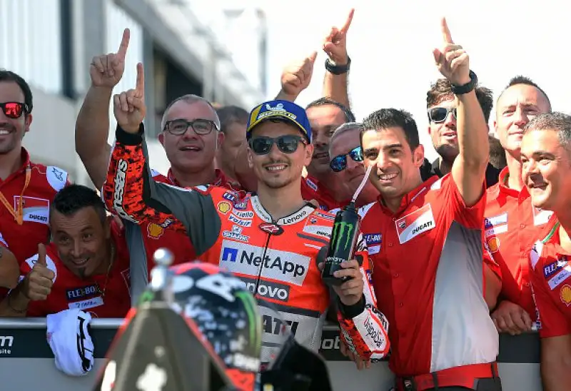 Lorenzo beffa Dovizioso e Marquez nelle prove del GP di Aragon, il Dottore, diciottesimo, mai così male dal 2006.