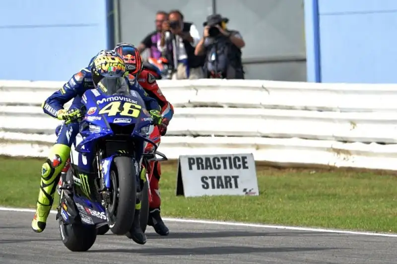 Alle spalle delle due Ducati la Yamaha di Vinales, poi Dovizioso e Marquez, settimo Valentino Rossi.