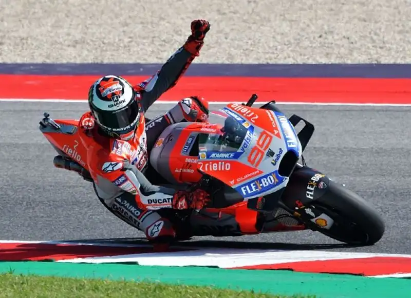 Alle spalle delle due Ducati la Yamaha di Vinales, poi Dovizioso e Marquez, settimo Valentino Rossi.