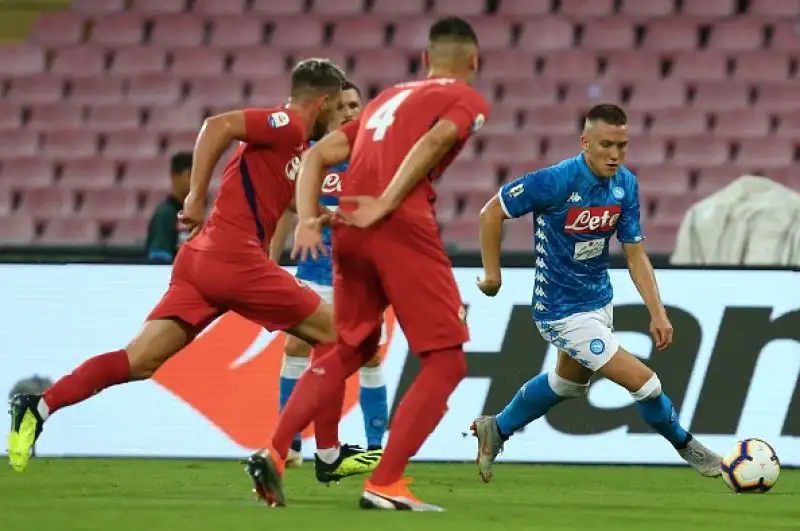 La squadra di Ancelotti ferma la corsa della Fiorentina, battuta 1-0 in un San Paolo quasi deserto.