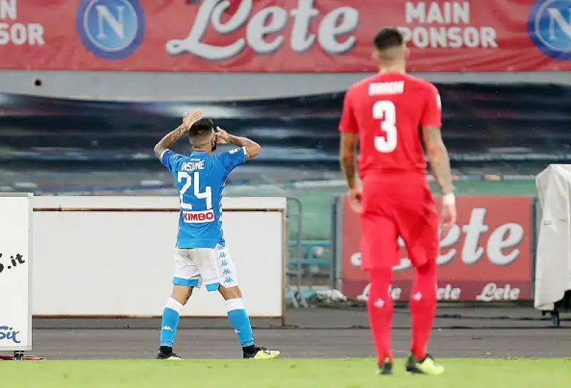 La squadra di Ancelotti ferma la corsa della Fiorentina, battuta 1-0 in un San Paolo quasi deserto.