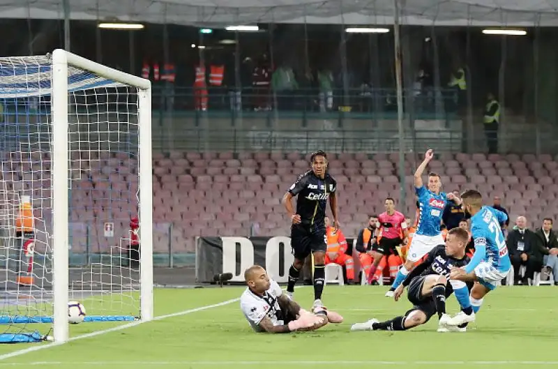 Insigne la sblocca subito, poi tanti sprechi per gli azzurri prima del raddoppio di Milik in avvio di secondo tempo e del tris del polacco nel finale.