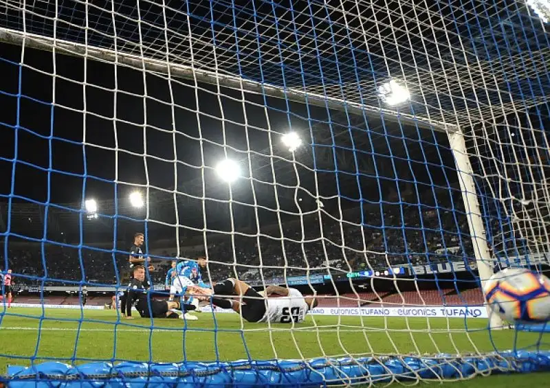 Insigne la sblocca subito, poi tanti sprechi per gli azzurri prima del raddoppio di Milik in avvio di secondo tempo e del tris del polacco nel finale.