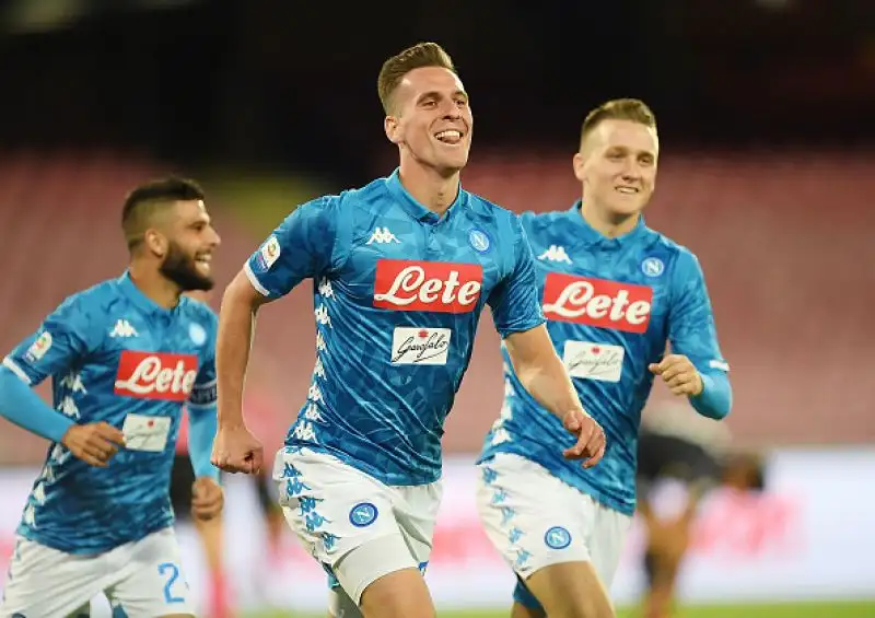 Insigne la sblocca subito, poi tanti sprechi per gli azzurri prima del raddoppio di Milik in avvio di secondo tempo e del tris del polacco nel finale.