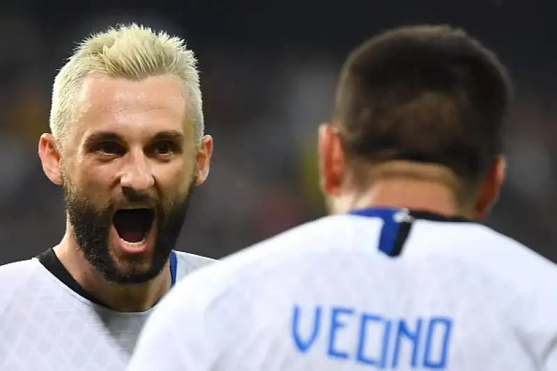 Dopo due gol annullati dal Var a Nainggolan e Asamoah i nerazzurri trovano il gol vittoria con un diagonale di Brozovic al 93'.