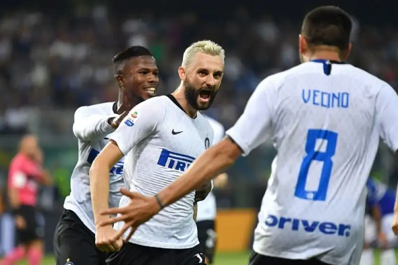 Dopo due gol annullati dal Var a Nainggolan e Asamoah i nerazzurri trovano il gol vittoria con un diagonale di Brozovic al 93'.