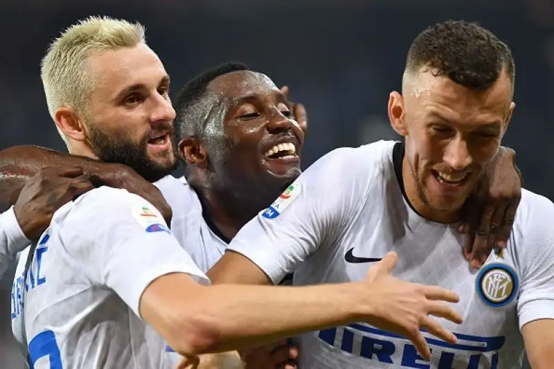 Dopo due gol annullati dal Var a Nainggolan e Asamoah i nerazzurri trovano il gol vittoria con un diagonale di Brozovic al 93'.