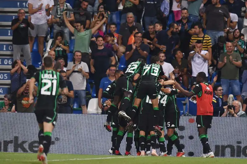 I neroverdi vanno a segno con Boateng, Ferrari e Di Francesco e sono temporaneamente secondi.