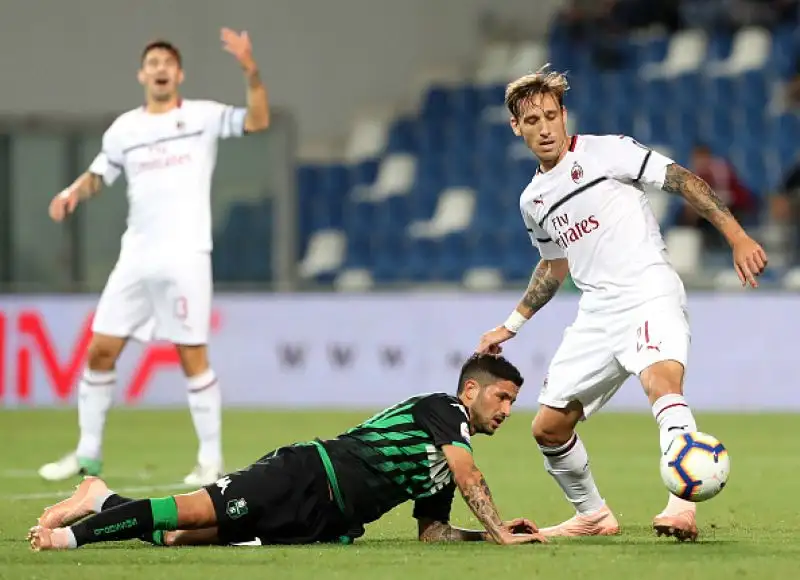 Vittoria d'autorità del Milan a Reggio Emilia nel posticipo di serie A contro il Sassuolo. I rossoneri battono per 4-1 i neroverdi con le reti di Kessie, Suso (doppietta), Castillejo.