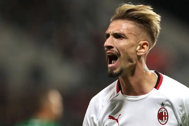Vittoria d'autorità del Milan a Reggio Emilia nel posticipo di serie A contro il Sassuolo. I rossoneri battono per 4-1 i neroverdi con le reti di Kessie, Suso (doppietta), Castillejo.