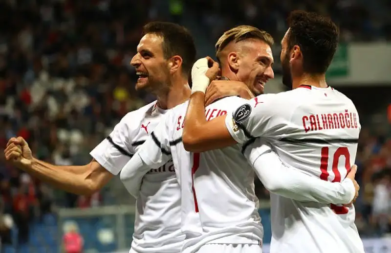 Vittoria d'autorità del Milan a Reggio Emilia nel posticipo di serie A contro il Sassuolo. I rossoneri battono per 4-1 i neroverdi con le reti di Kessie, Suso (doppietta), Castillejo.