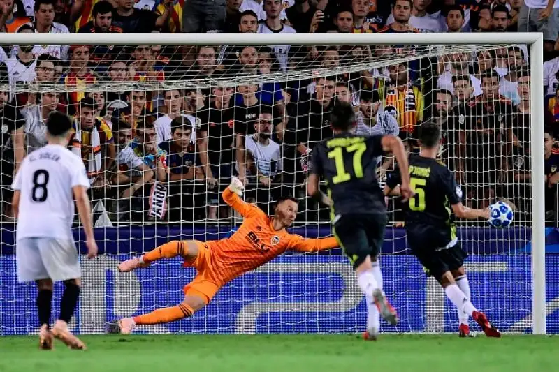 Prezioso 2-0 per i bianconeri grazie a una doppietta su rigore di Pjanic, giallorossi mai in partita al Bernabeu e sconfitti 3-0.