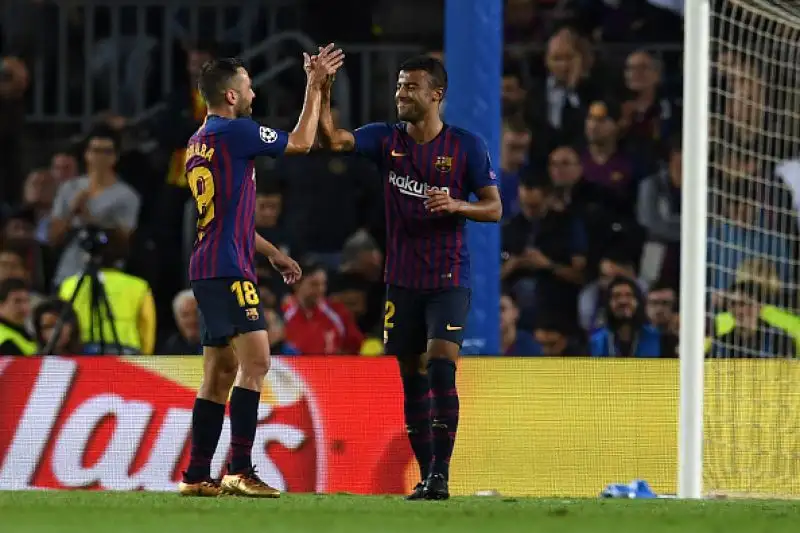 Con i gol di Rafinha e Jordi Alba i catalani salgono a 9 punti in classifica davanti ai milanesi che restano a 6. Staccati ed entrambi a un punto Tottenham e PSV.