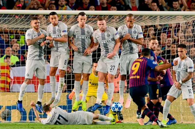 Con i gol di Rafinha e Jordi Alba i catalani salgono a 9 punti in classifica davanti ai milanesi che restano a 6. Staccati ed entrambi a un punto Tottenham e PSV.