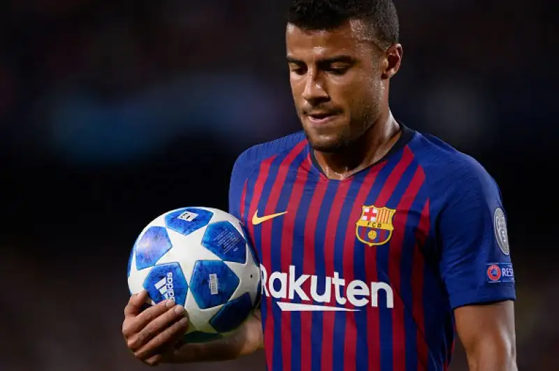 Con i gol di Rafinha e Jordi Alba i catalani salgono a 9 punti in classifica davanti ai milanesi che restano a 6. Staccati ed entrambi a un punto Tottenham e PSV.