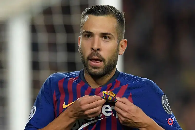 Con i gol di Rafinha e Jordi Alba i catalani salgono a 9 punti in classifica davanti ai milanesi che restano a 6. Staccati ed entrambi a un punto Tottenham e PSV.