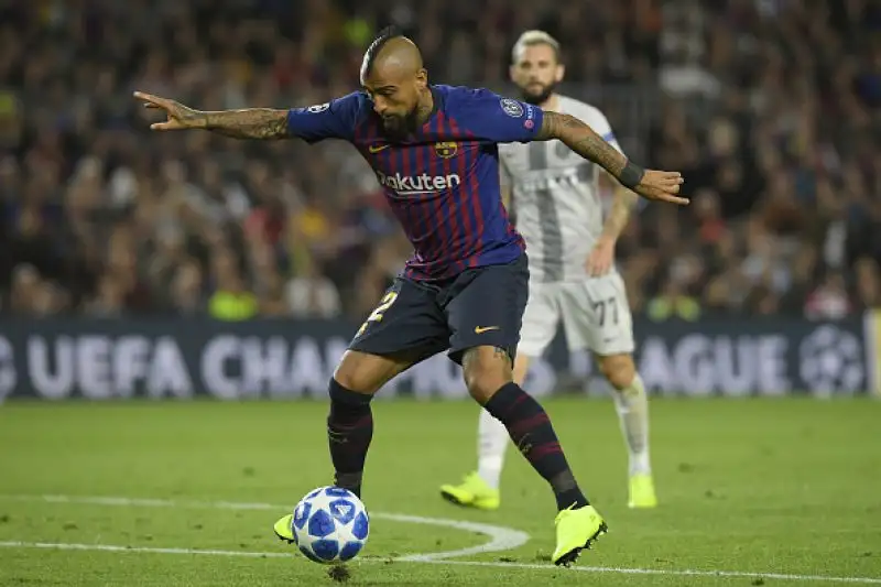 Con i gol di Rafinha e Jordi Alba i catalani salgono a 9 punti in classifica davanti ai milanesi che restano a 6. Staccati ed entrambi a un punto Tottenham e PSV.