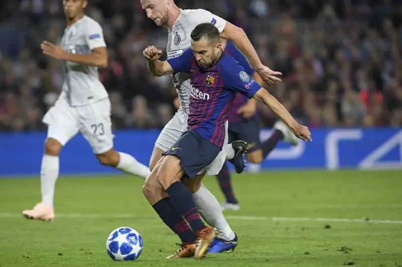 Con i gol di Rafinha e Jordi Alba i catalani salgono a 9 punti in classifica davanti ai milanesi che restano a 6. Staccati ed entrambi a un punto Tottenham e PSV.