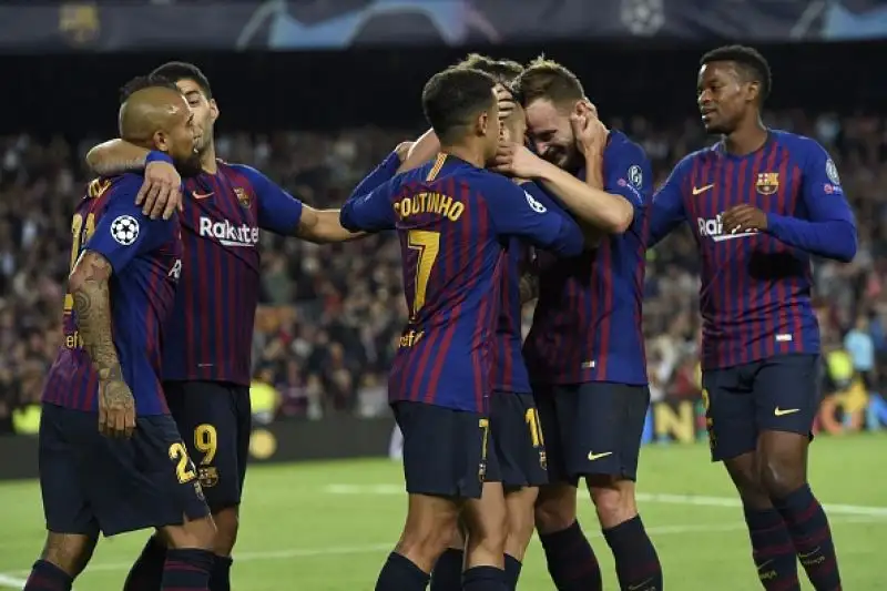 Con i gol di Rafinha e Jordi Alba i catalani salgono a 9 punti in classifica davanti ai milanesi che restano a 6. Staccati ed entrambi a un punto Tottenham e PSV.