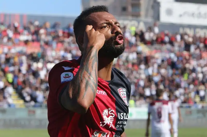 I rossoblu regolano la squadra di Filippo Inzaghi grazie ai gol di Joao Pedro e Pavoletti, e in classifica salgono così a nove punti.