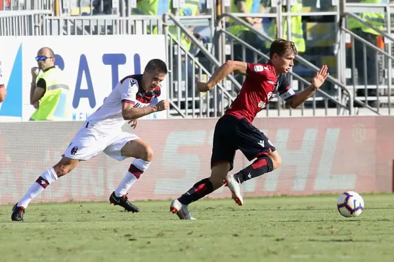 I rossoblu regolano la squadra di Filippo Inzaghi grazie ai gol di Joao Pedro e Pavoletti, e in classifica salgono così a nove punti.